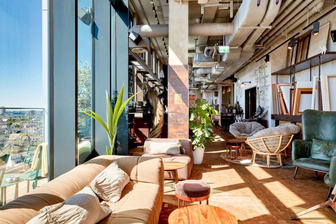 Au dernier étage, le bar avec as terrasse panoramique s'est imposé comme l'une des adresses les plus branchées de Düsseldorf © Steve Herud