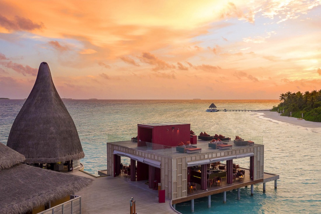 Anantara Kihavah Maldives Villas - Les restaurants posés sur l'eau © DR