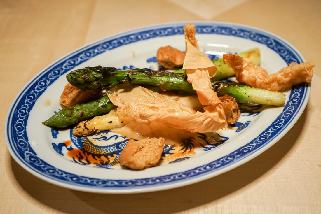 Asperges vertes grillées au binchotan, sésame blanc, 