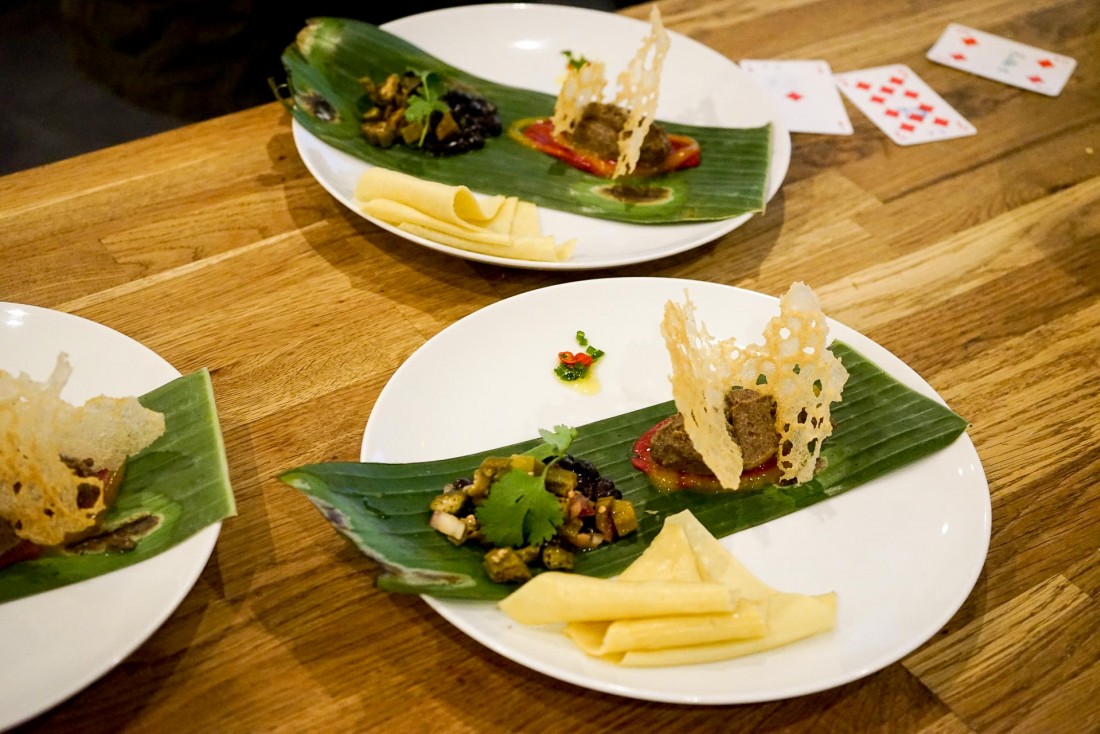 Tutu de haricots noirs et tofu fumé, potiron a l'orange, betterave, okra en tempura, tuile au manioc de la cheffe Rebecca Lockwood © Alicia Dorey