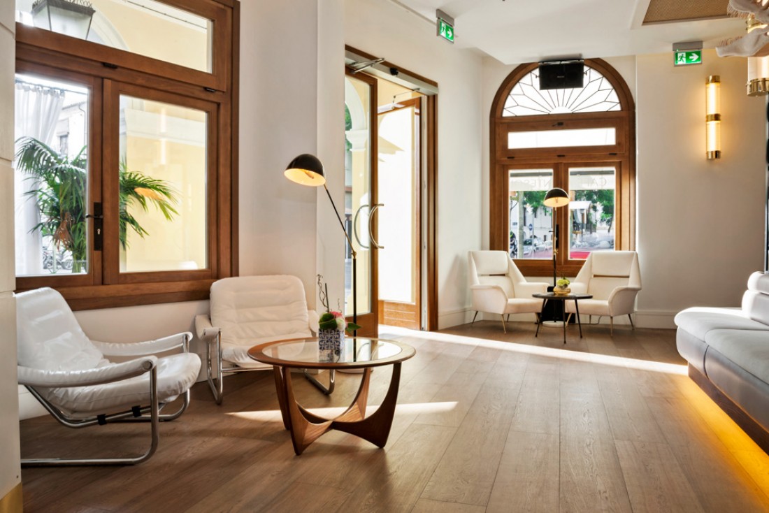 Une fois la porte d'entrée franchie, on découvre un lobby au superbe design contemporain © Gran Hotel Montesol