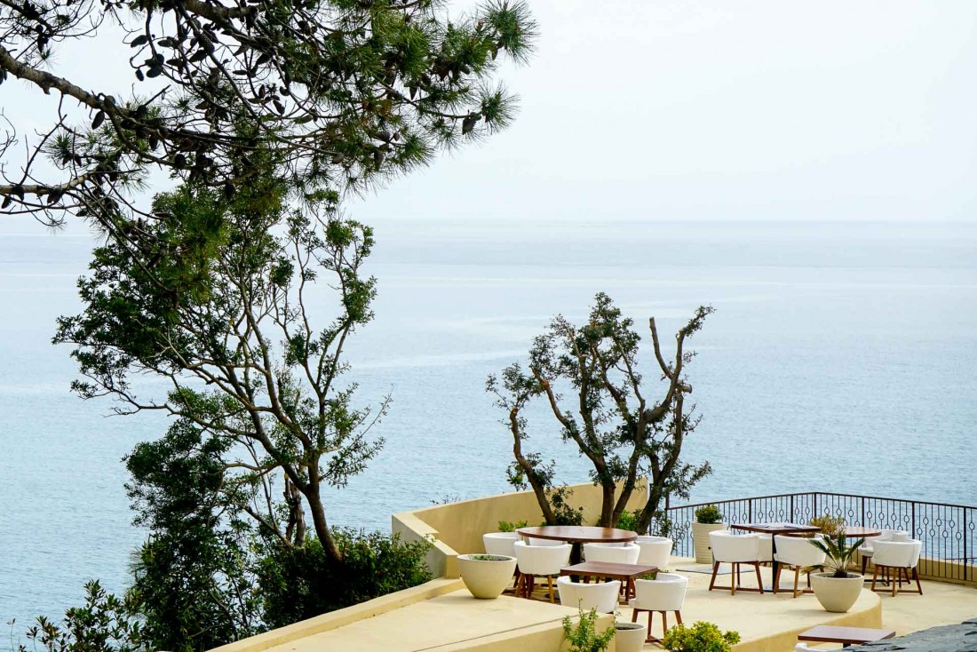 La vaste terrasse du restaurant Tra Di Noï surplombe la mer © YONDER.fr