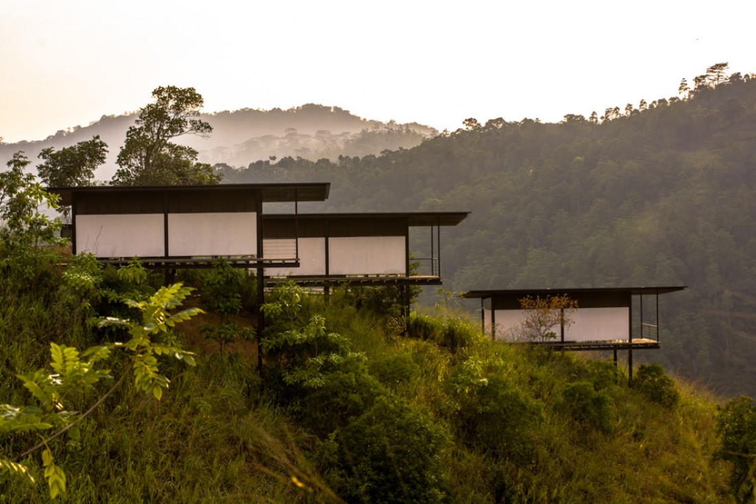 Les 18 chambres et suites, le restaurant, la réception et le spa sont installés dans différents pavillons, parfaitement intégrés dans la nature © Santani