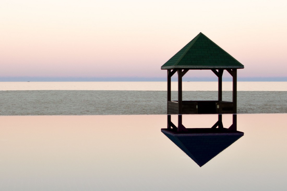 En fin de journée, on apprécie la douceur de l’air au bord de la piscine de l’hôtel, les yeux dans la mer © Alix Laplanche