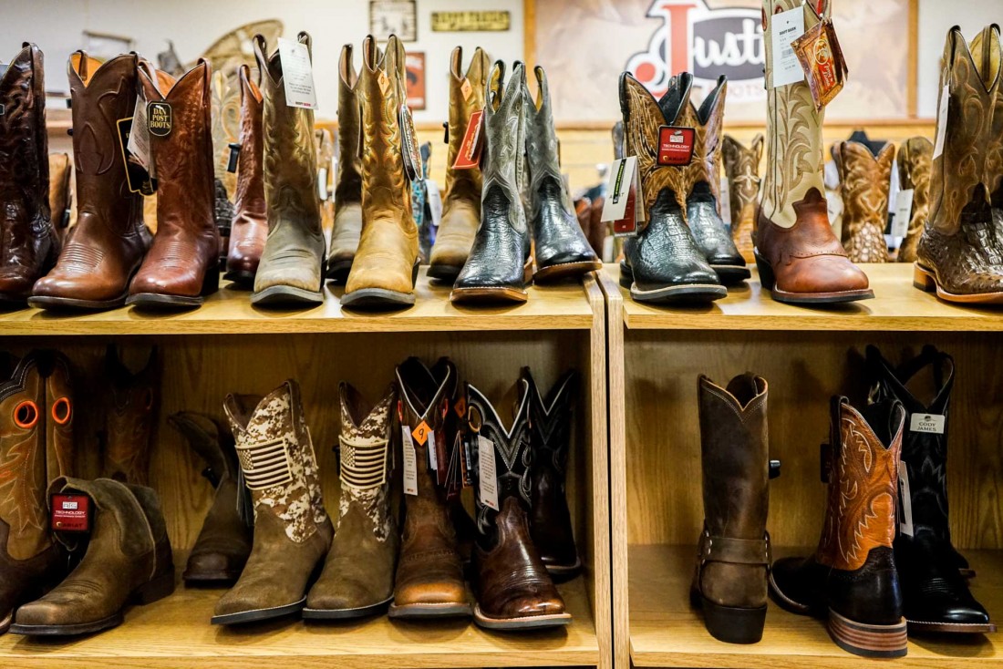 Des rangées entières de boots et autres santiags peuplent les rayonnages de The Wrangler à Cheyenne.