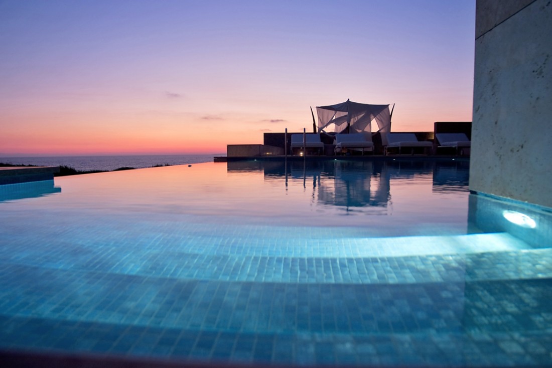 La piscine privée de la très exclusive Royal Villa Koroni, la suite de prestige (600 m2 du Romanos) © The Romanos