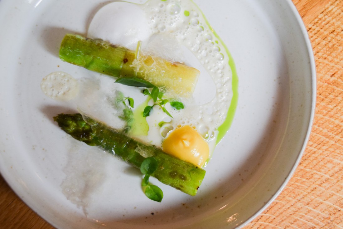 Les asperges sont de retour. Les menus de David Toutain collent aux saisons © Yonder.fr