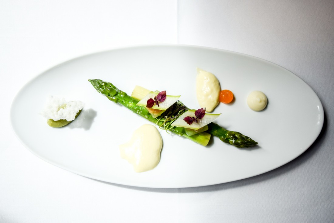 Asperges vertes, concombre yuzu kosho, sabayon huile d’olive © Yonder.fr