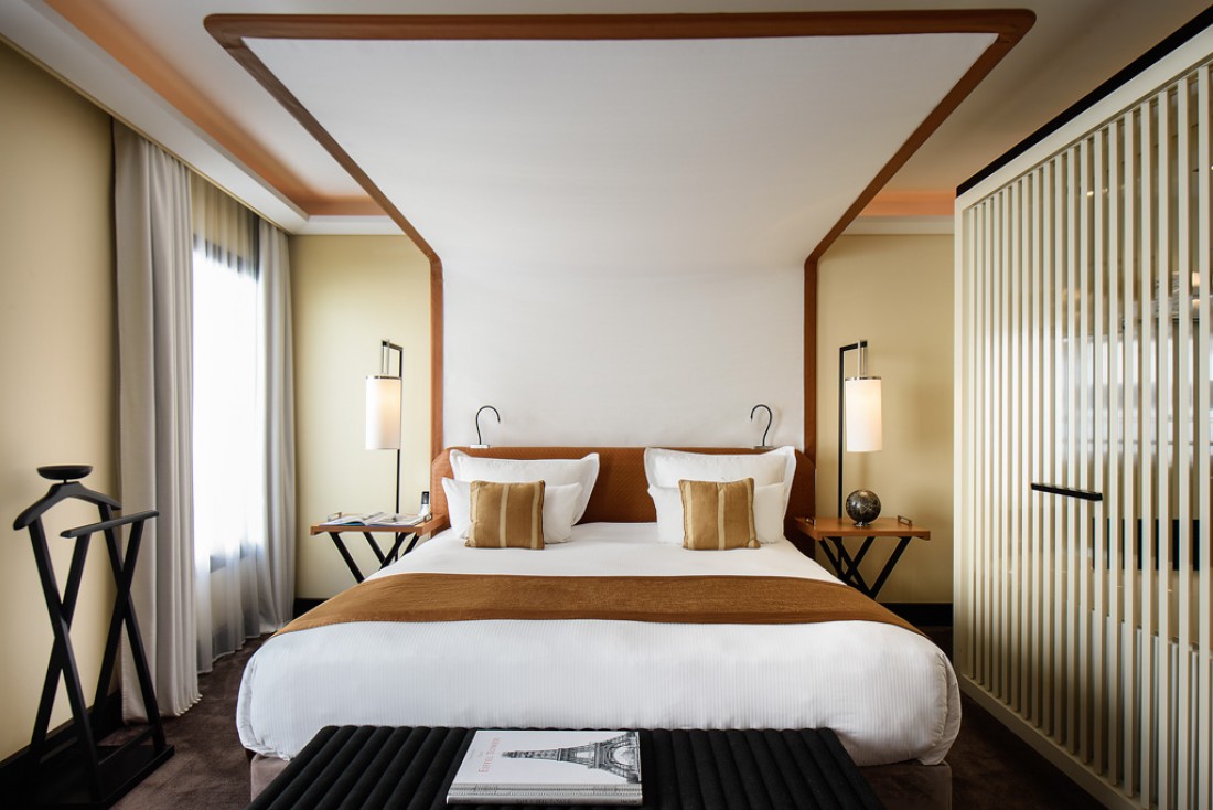 Aperçu d'une chambre Deluxe, avec son impressionnant lit au baldaquin futuriste © Five Seas Hotel