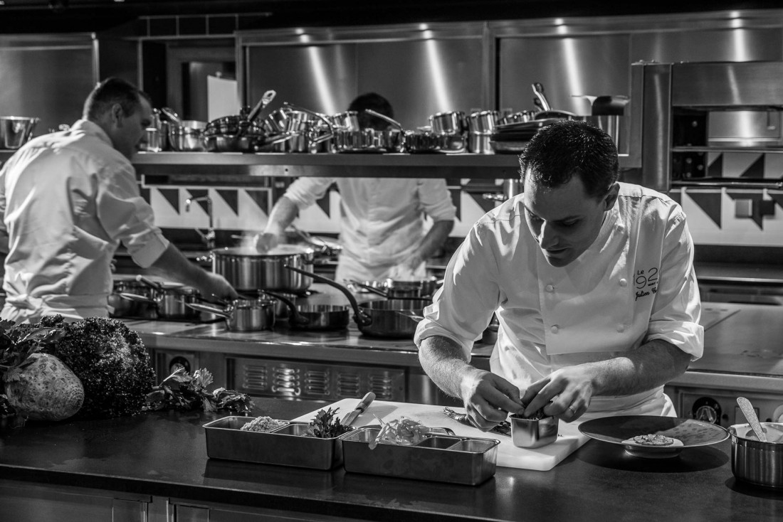 Le chef Julien Gatillon a non seulement les rênes du restaurant gastronomique Le 1920 mais également celles de toutes les tables du Domaine © Four Seasons