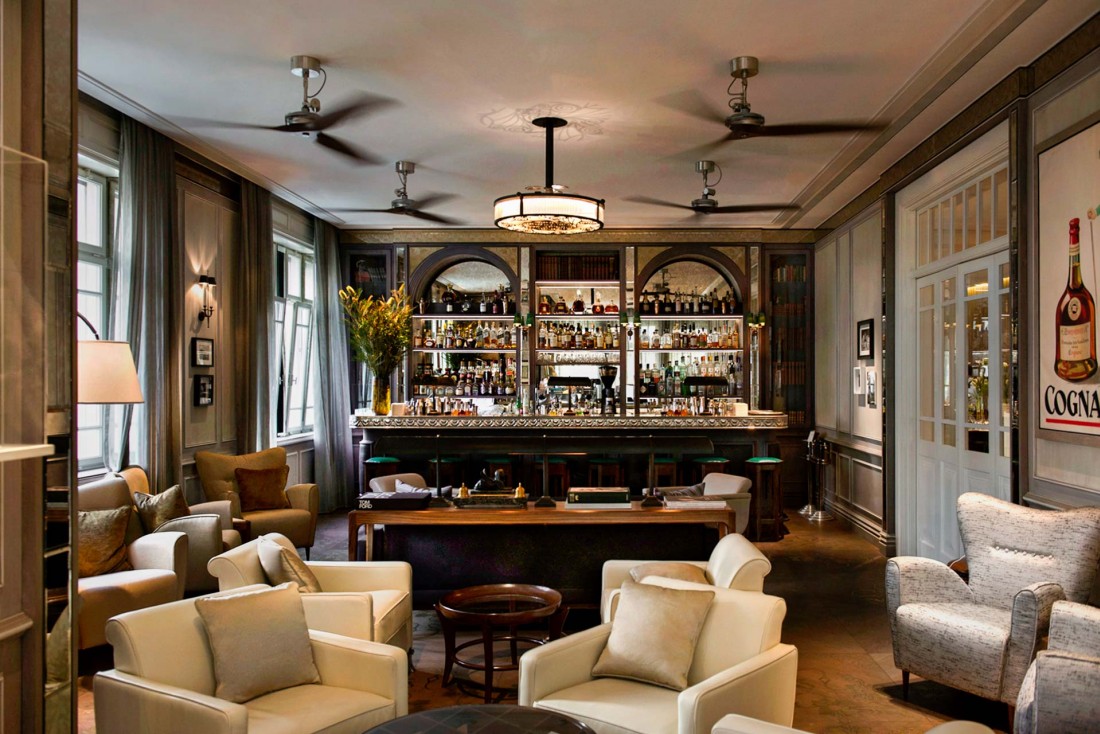 Au rez-de-chaussée de l'hôtel, le Library Bar est le spot idéal pour un cocktail avant ou après le dîner © Sivan Askayo