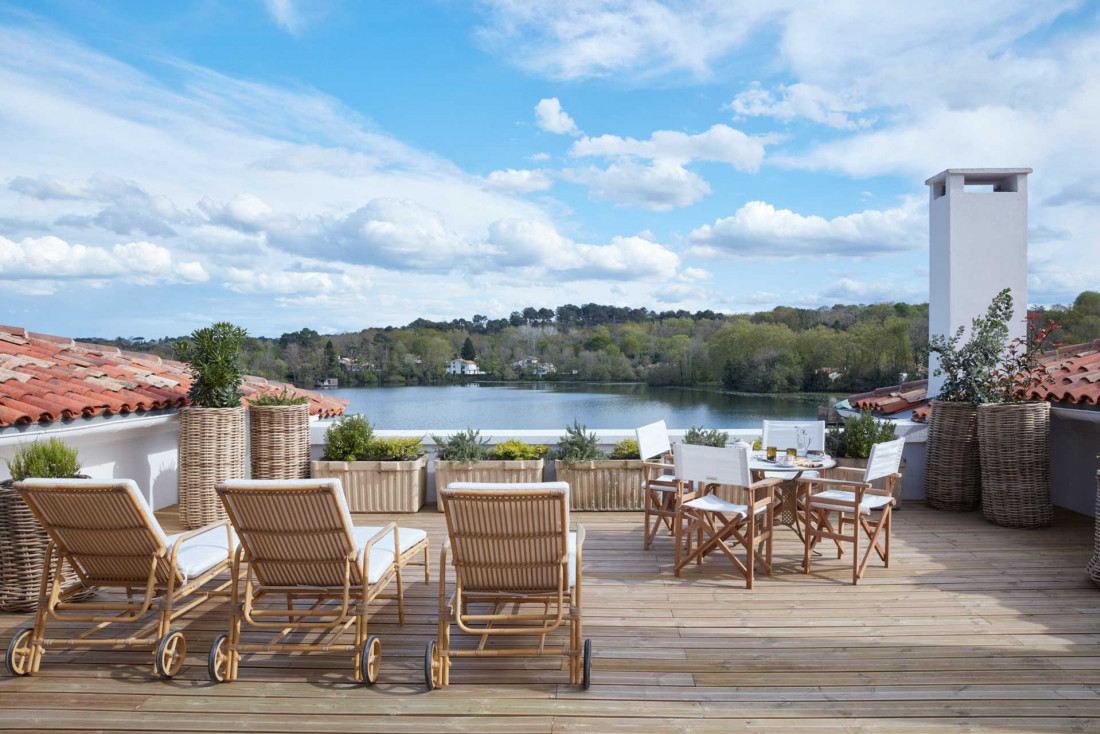 Brindos, Lac & Château | Terrasse avec vue sur le lac © DR