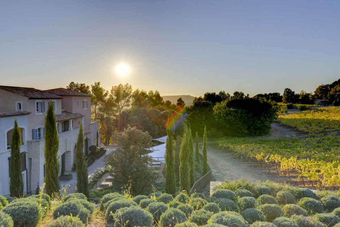 Non loin de l’Abbaye de Sénanque, Coquillade Provence Resort & Spa n’a rien d’un cinq étoiles classique © DR