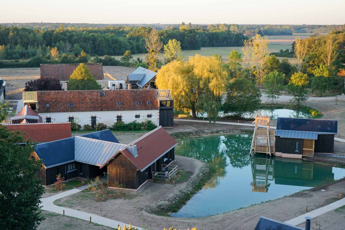 Le Hameau du Marais, bâti autour du lac de la propriété © MB | YONDER.fr