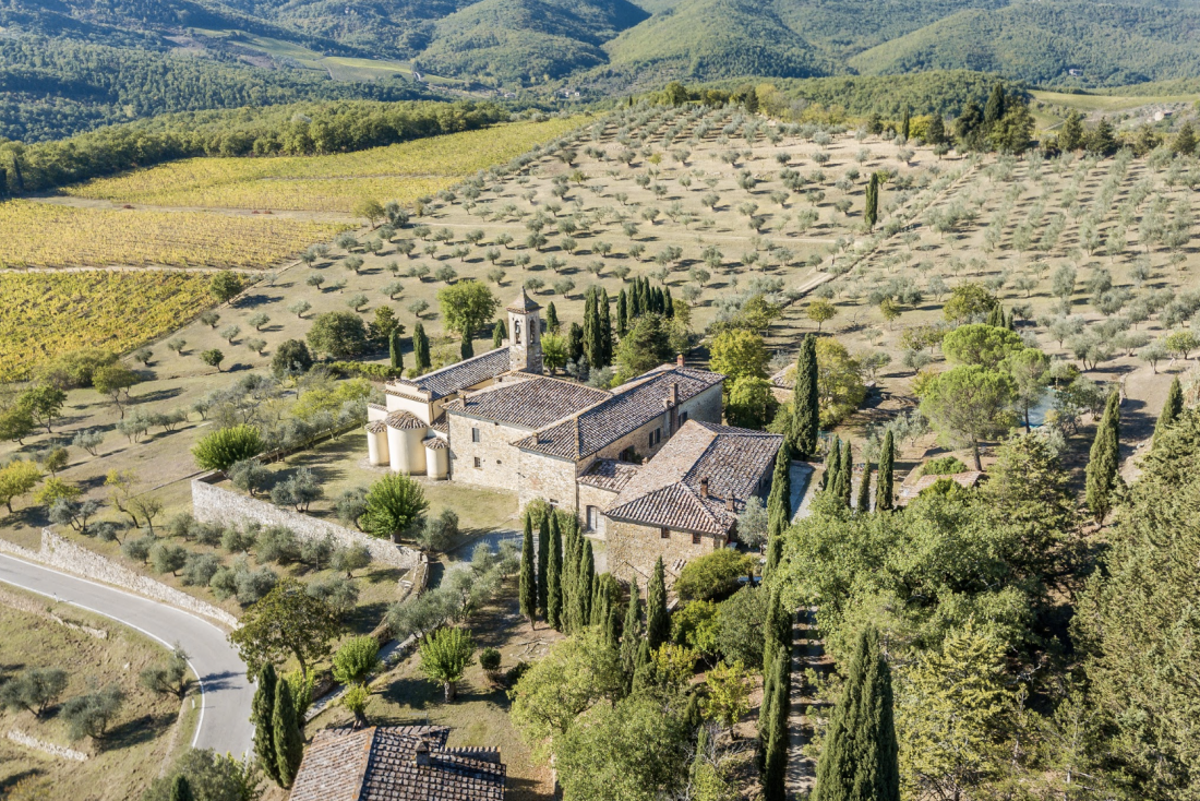La vue d'un des plus beaux hôtels avec piscine en Toscane © Pieve Aldina, Fontenille Collection