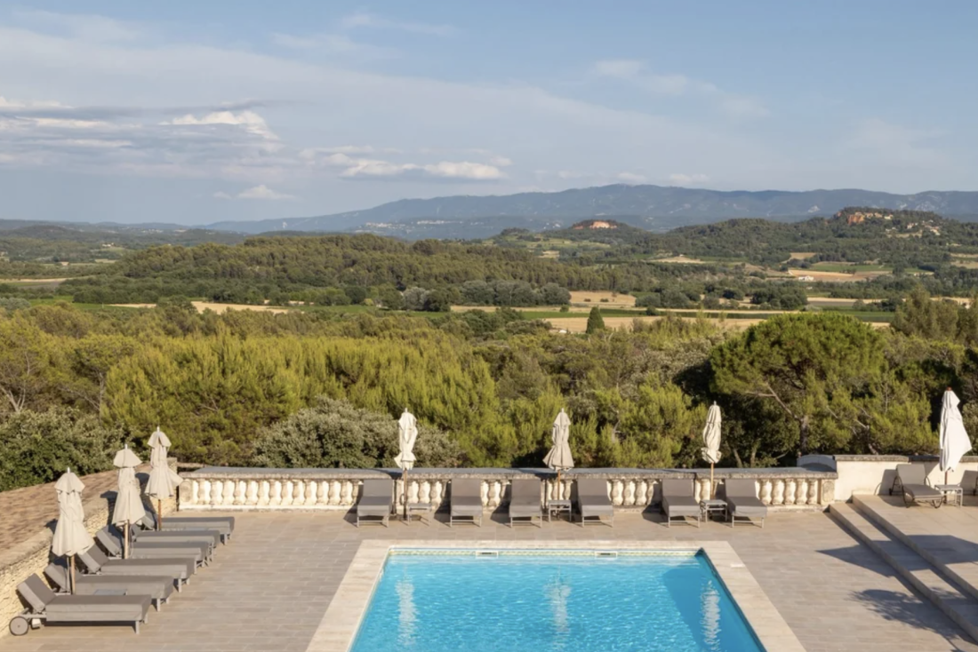 La vue sur le Luberon depuis la piscine © Le Phébus & Spa