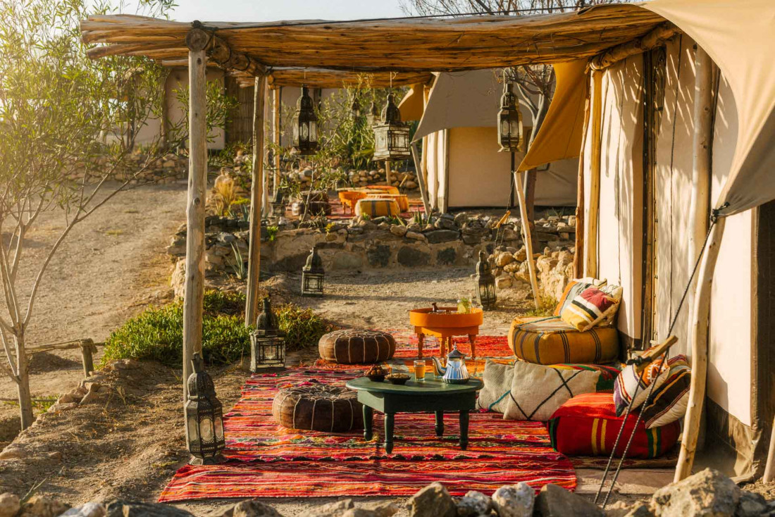 L’hôtel forme un camp élégant et confortable en plein désert © Kleinjan Groenewald