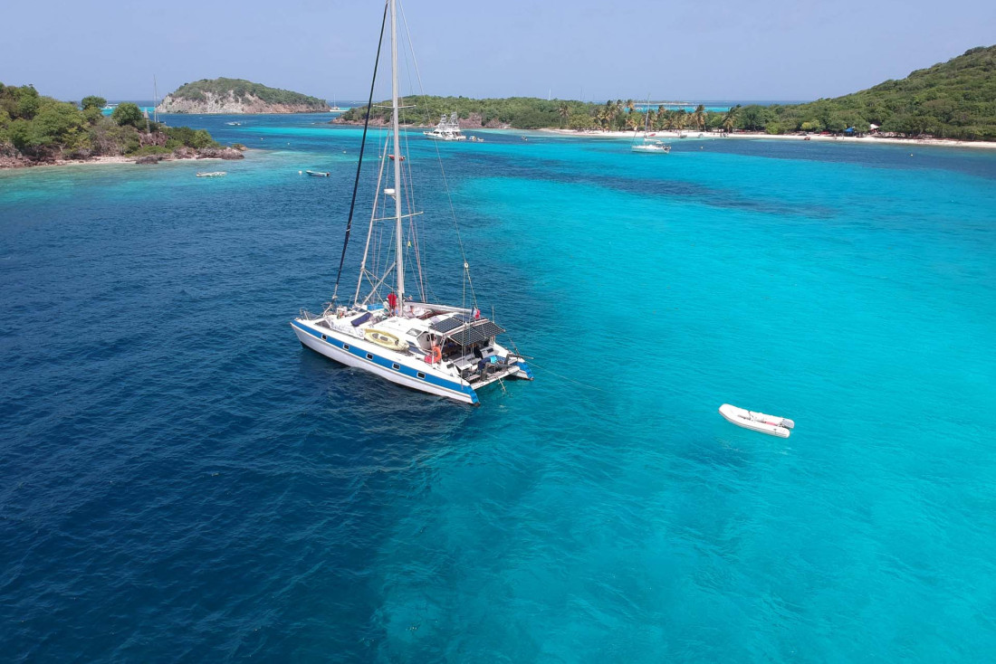 Catamaran dans les eaux turquoises © Chloë de Atao