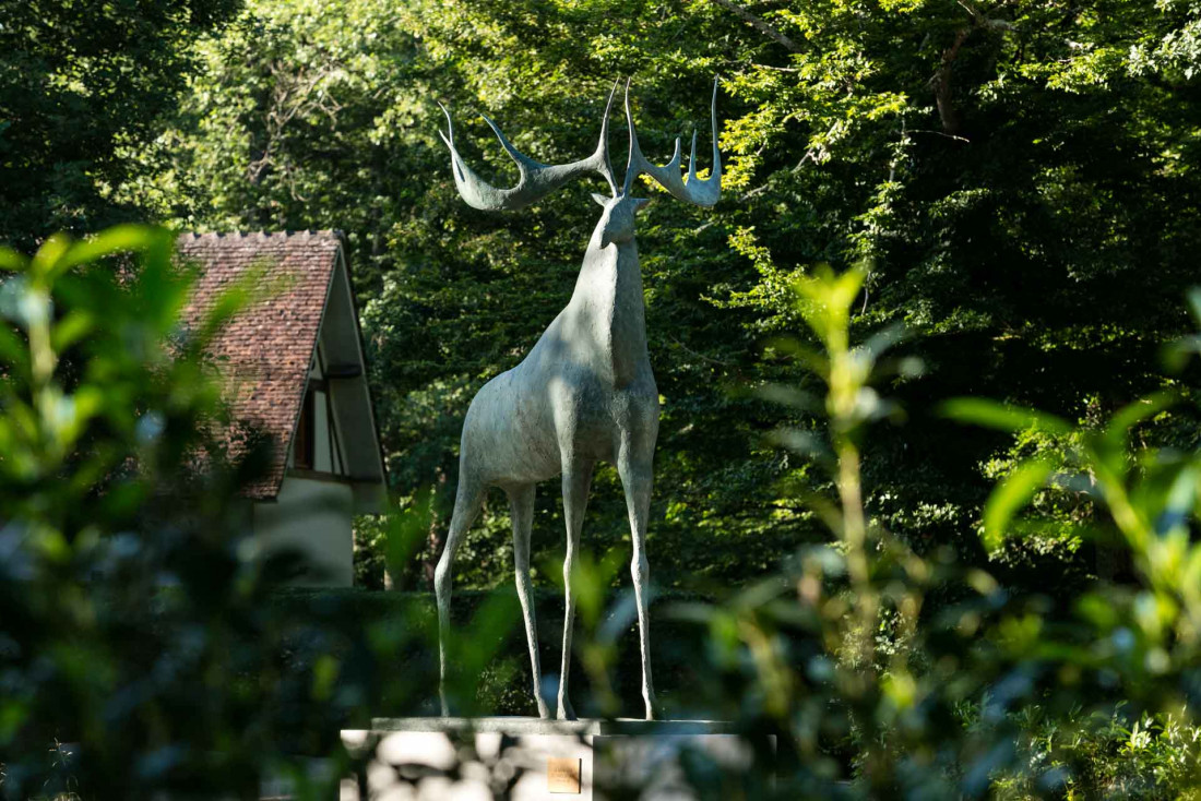 Le domaine est ponctué de sculptures contemporaines, ici « le Grand Cerf des Hauts de Loire » de Pierre Yermia © Fabrice Rambert