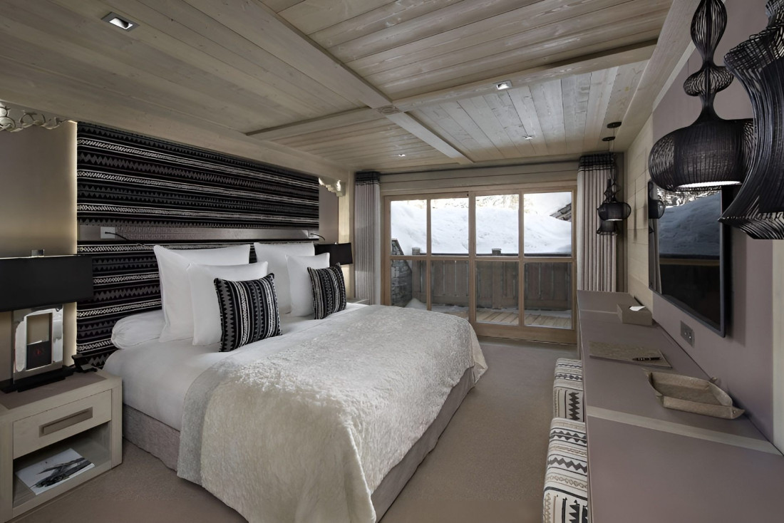 Chambre haut de gamme du K2 Palace Courchevel, hôtel de luxe dans les Alpes © Stéphane Berthe