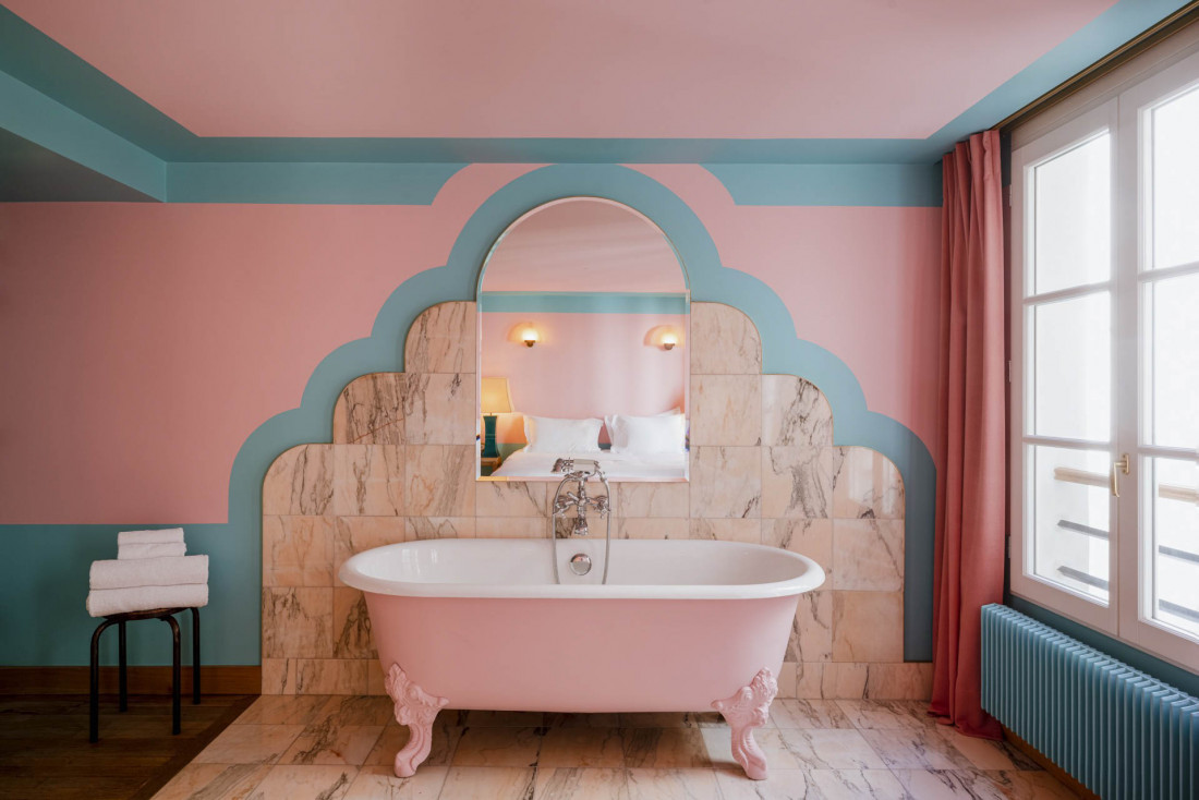 Salle de bain rose bonbon à l'hôtel Amour © Pion Photographie