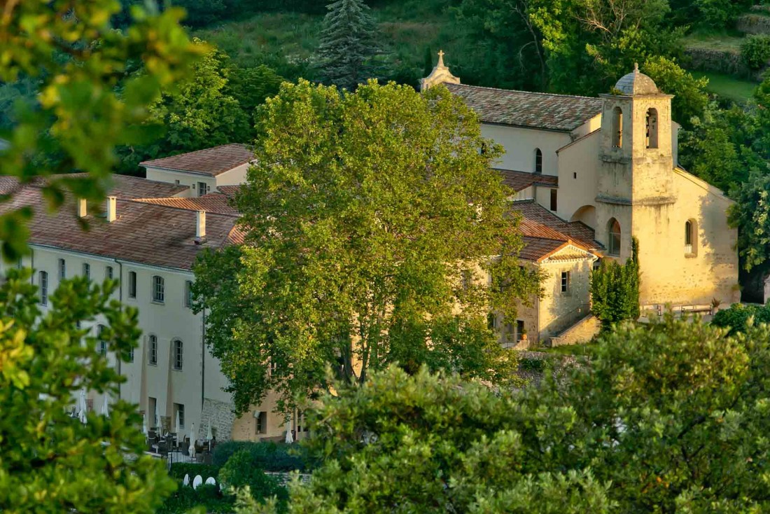 Le Couvent des Minimes, perdu en pleine nature dans le Luberon en Provence © DR