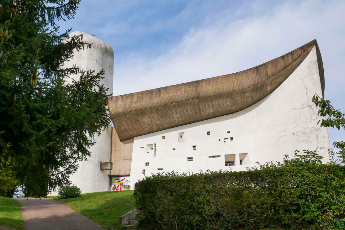 La Chapelle de Ronchamps par Le Corbusier, un bâtiment classé à l'UNESCO © Destination70