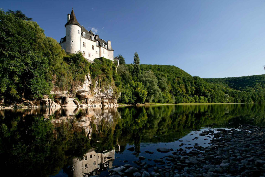 Le majestueux Château de la Treyne en Dordogne surplombe le fleuve éponyme © DR