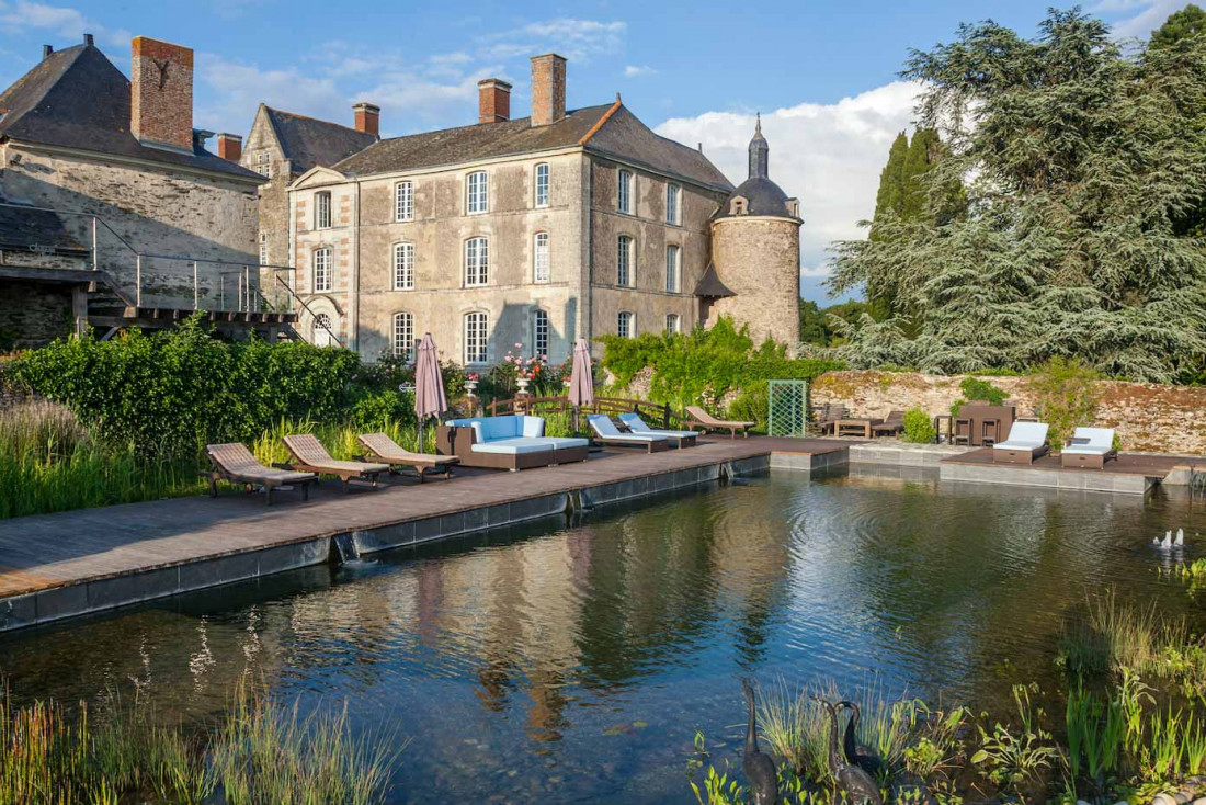 Le Château de l'Epinay et sa piscine naturelle © DR