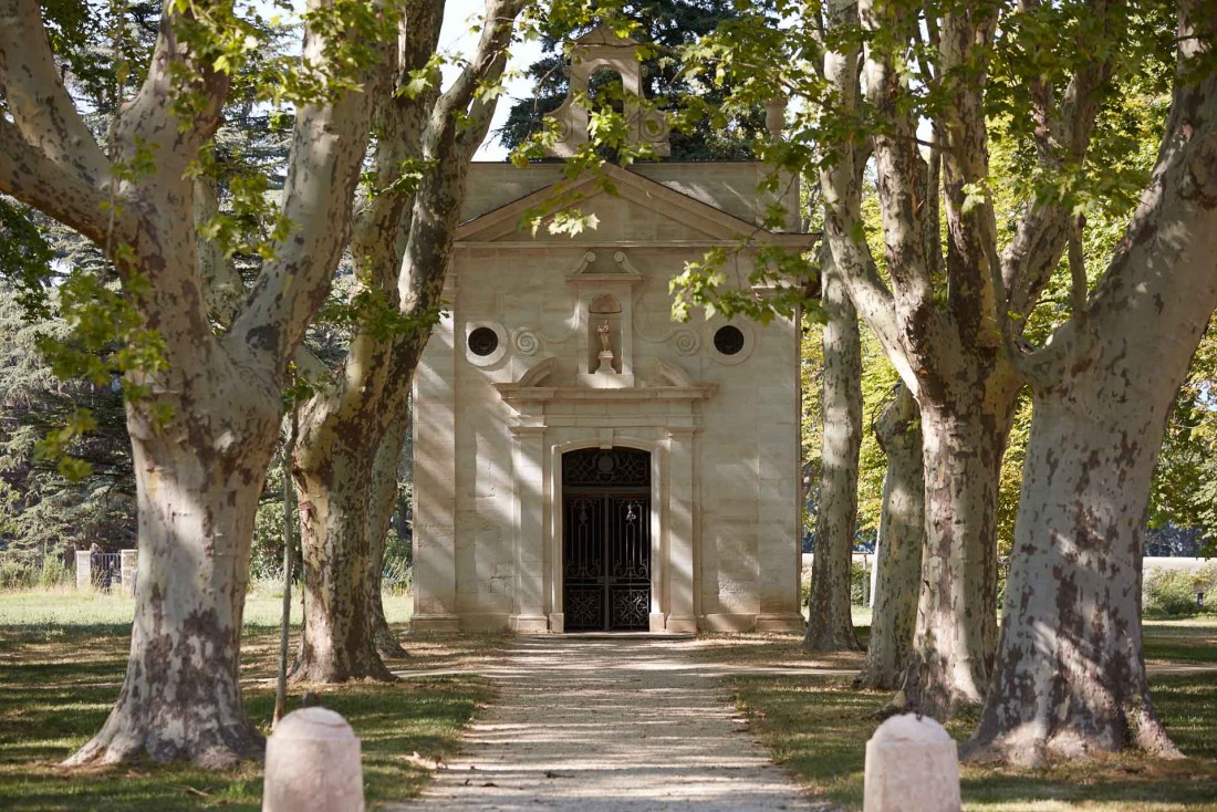 Dans le parc du Château, une charmante chapelle, elle aussi méticuleusement restaurée © DR