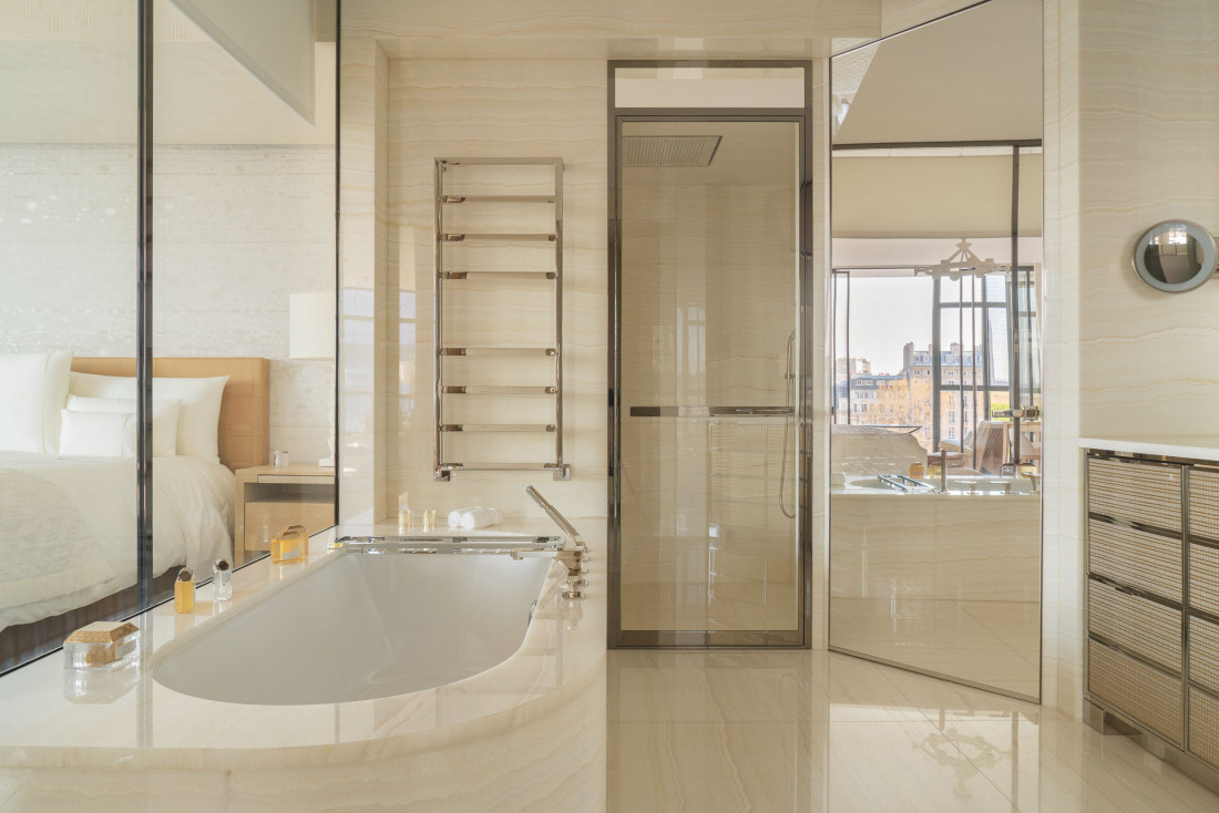 Cheval Blanc Paris | Les luxueuses salles de bain s'ouvrent sur la chambre © Alexandre Tabaste