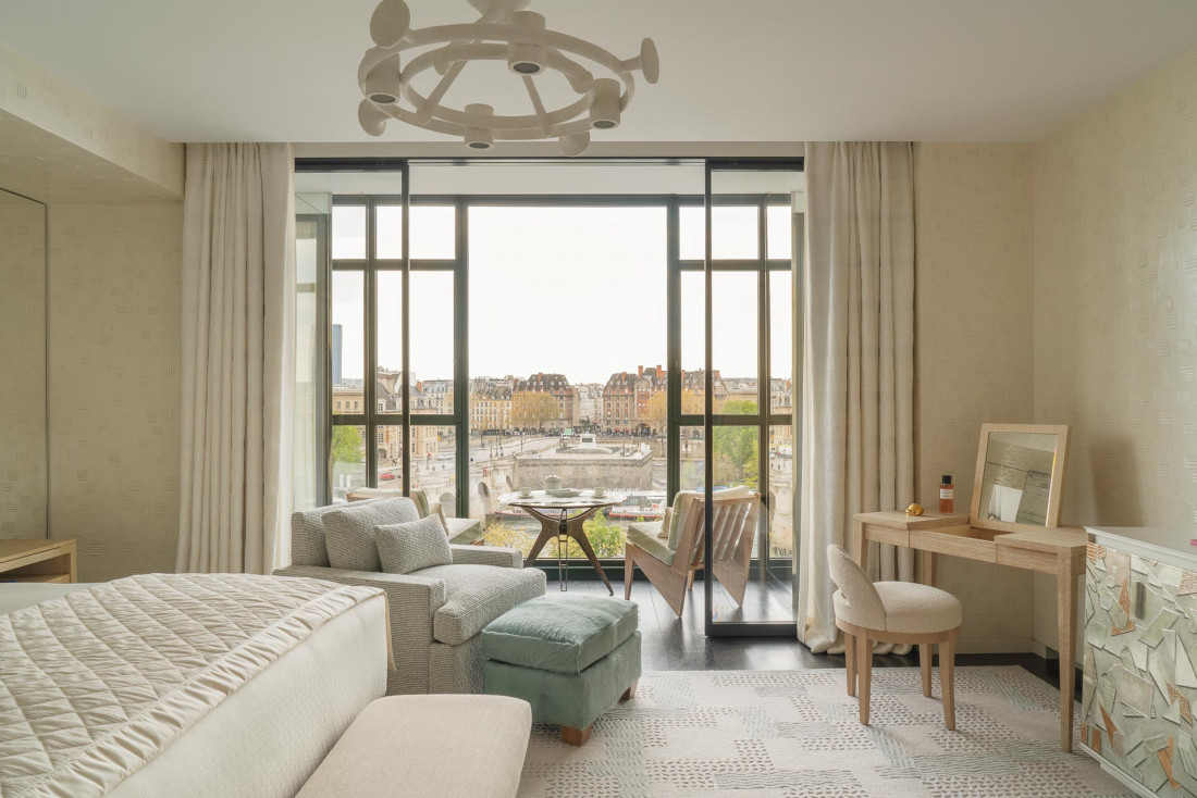 Cheval Blanc Paris | Chambre avec vue sur la Seine et le Pont Neuf © Alexandre Tabaste