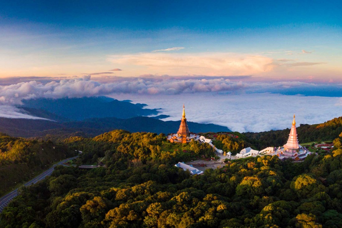 Les pagodes Phra Mahathat Napha Methanidon et Naphaphon Bhumisiri près de Chiang Mai ©  DR