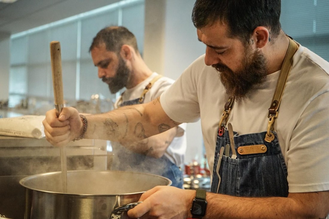 Les frères Christian et Manuel (à droite) Costardi préparent un risotto dans leur restaurant de Vercelli. © DR