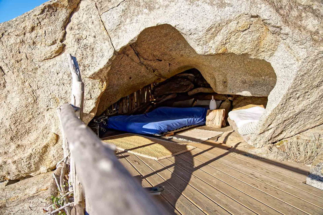 Dormir autrement en Corse : dans une grotte au ©Clos du Mouflon