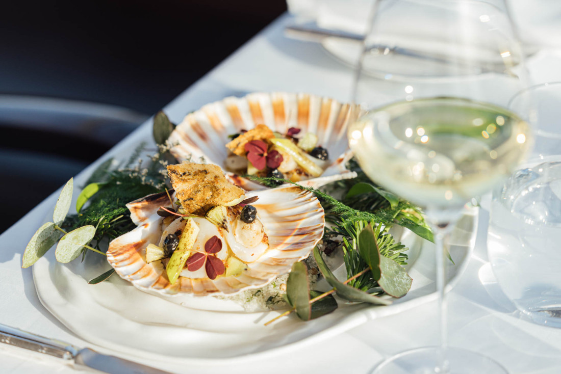 Coquille Saint-Jacques raidie, perle noire grillée, algue, bouillon raifort : kiwi acidulé © Arbes
