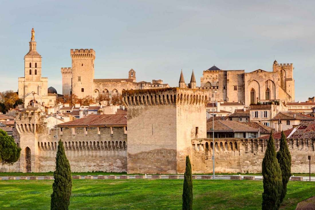 Avignon : coucher de soleil sur le Palais des Papes © panosud360 - stock.adobe.com