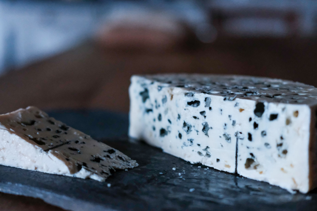 Le Roquefort AOP, roi des fromages de l'Aveyron © Colas Gorce