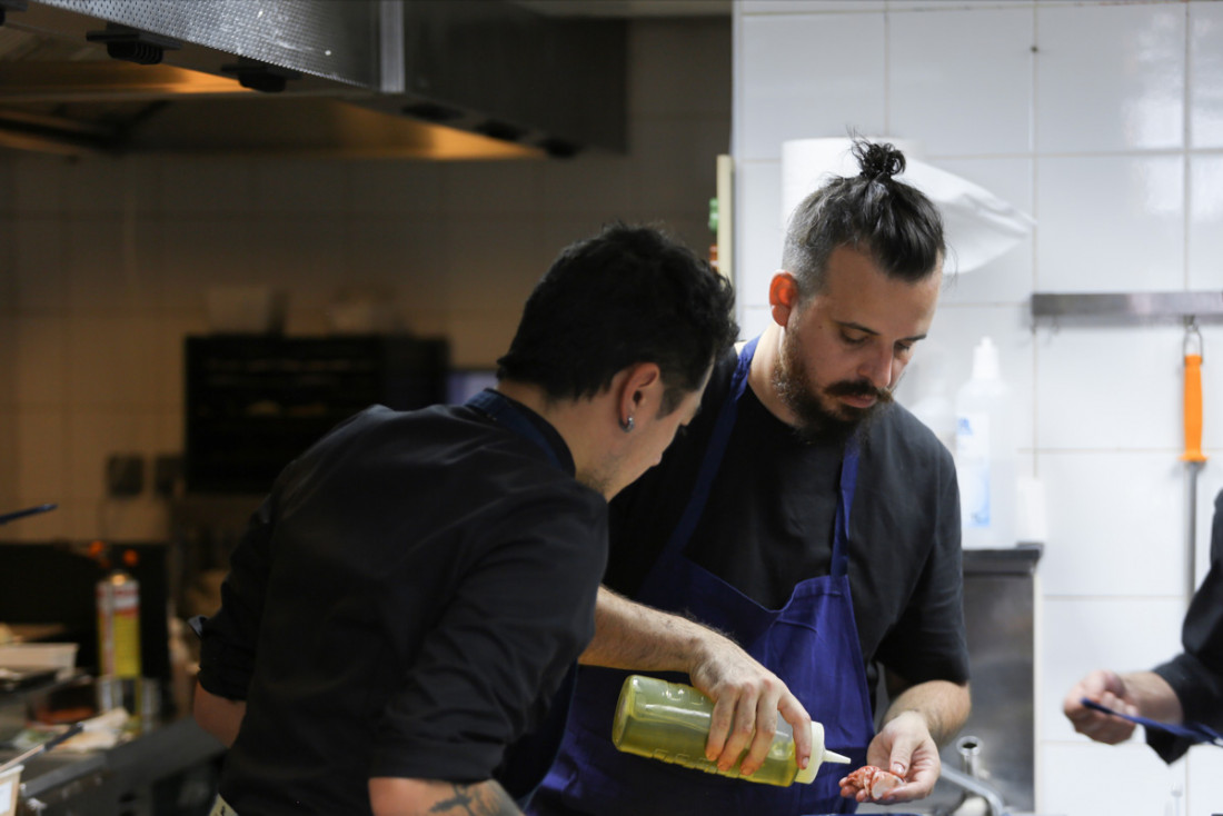 Adrien Cachot dans les cuisines du Perchoir Ménilmontant © DR