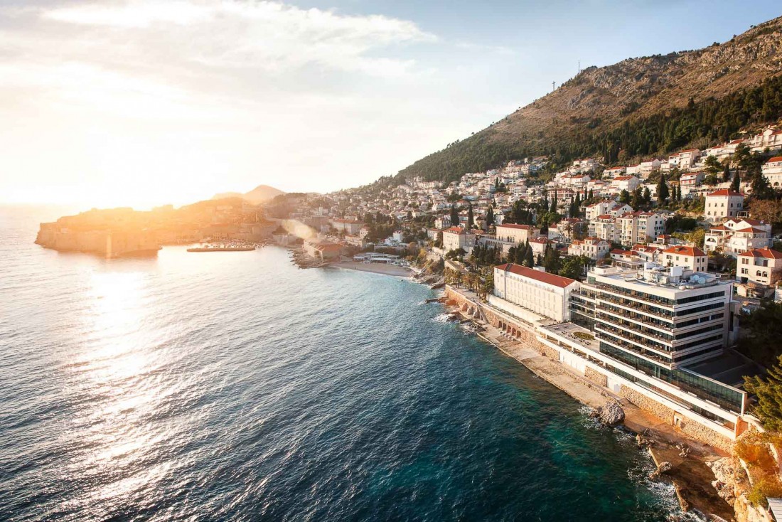 Au premier plan, l'Excelsior Dubrovnik, hôtel mythique de la côte croate, récemment rénové © DR
