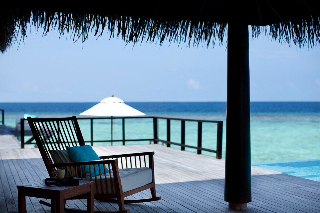 Anantara Kihavah Maldives Villas : deck avec vue dans l'une des résidences sur pilotis © DR