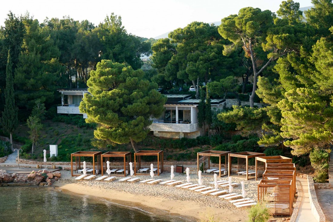 L'une des plages privées du Four Seasons Astir Palace Hotel Athens. C'est dans cette partie du complexe que sont installés les bungalows © YONDER.fr