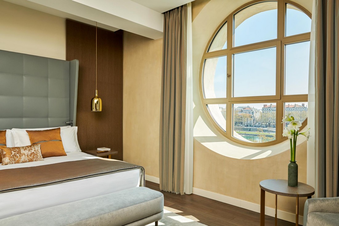 Chambre Executive avec vue sur le Rhône © Eric Cuvillier 