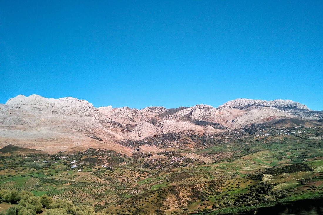 Les montagnes du Rif, à deux pas de la Méditerranée, sont l’écrin de petits bijoux citadins © Alix Laplanche