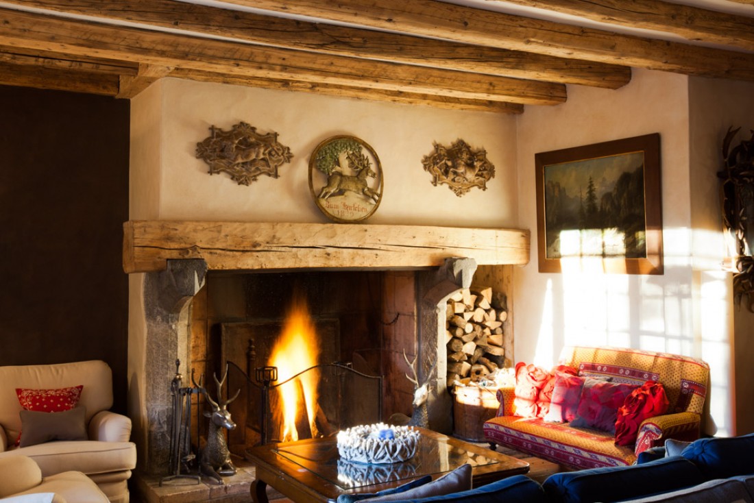 À l'intérieur du très chaleureux salon du Chalet : feu de cheminée et décoration cosy © Siraudeau