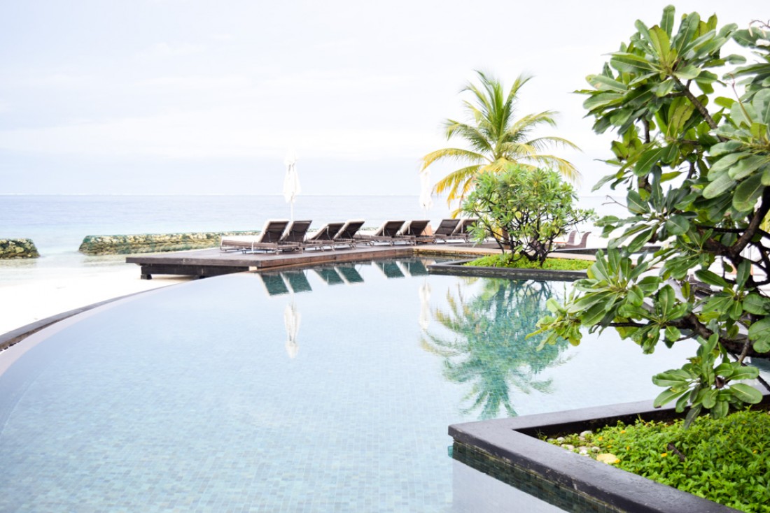 La piscine du Moofushi fait face à la plage et à l'océan © Yonder.fr