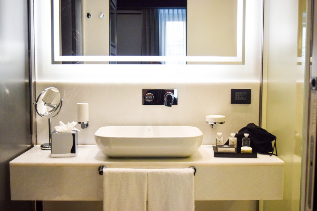 Salles de bain contemporaines et fonctionnelles © Yonder.fr