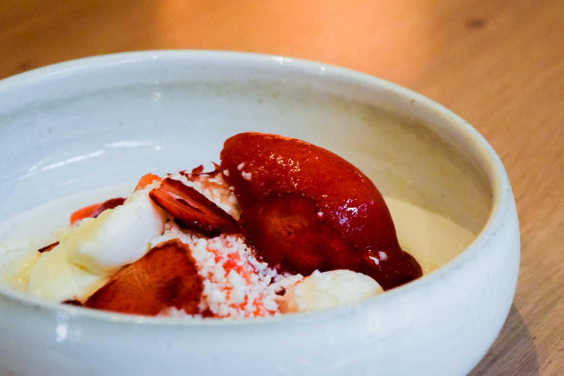 Fraises (fraîches, séchées au four, en sorbet), amandes, huile de géranium © Yonder.fr