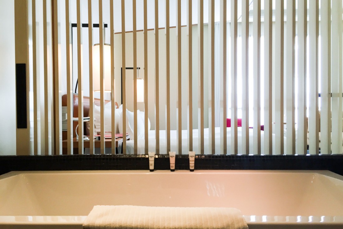 Toutes les salles de bain des chambres et suites s'ouvrent sur la chambre © Yonder.fr