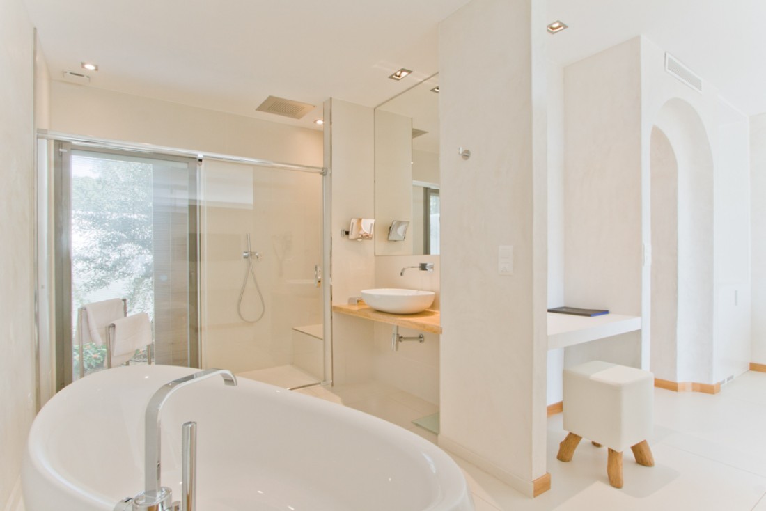 Quatre des suites offrent des baignoires surdimensionnées dans leurs salles de bain © Cala di Greco